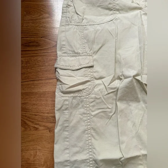 Liz Claiborne Women's Cream Cargo Capris - Picture 3 of 5